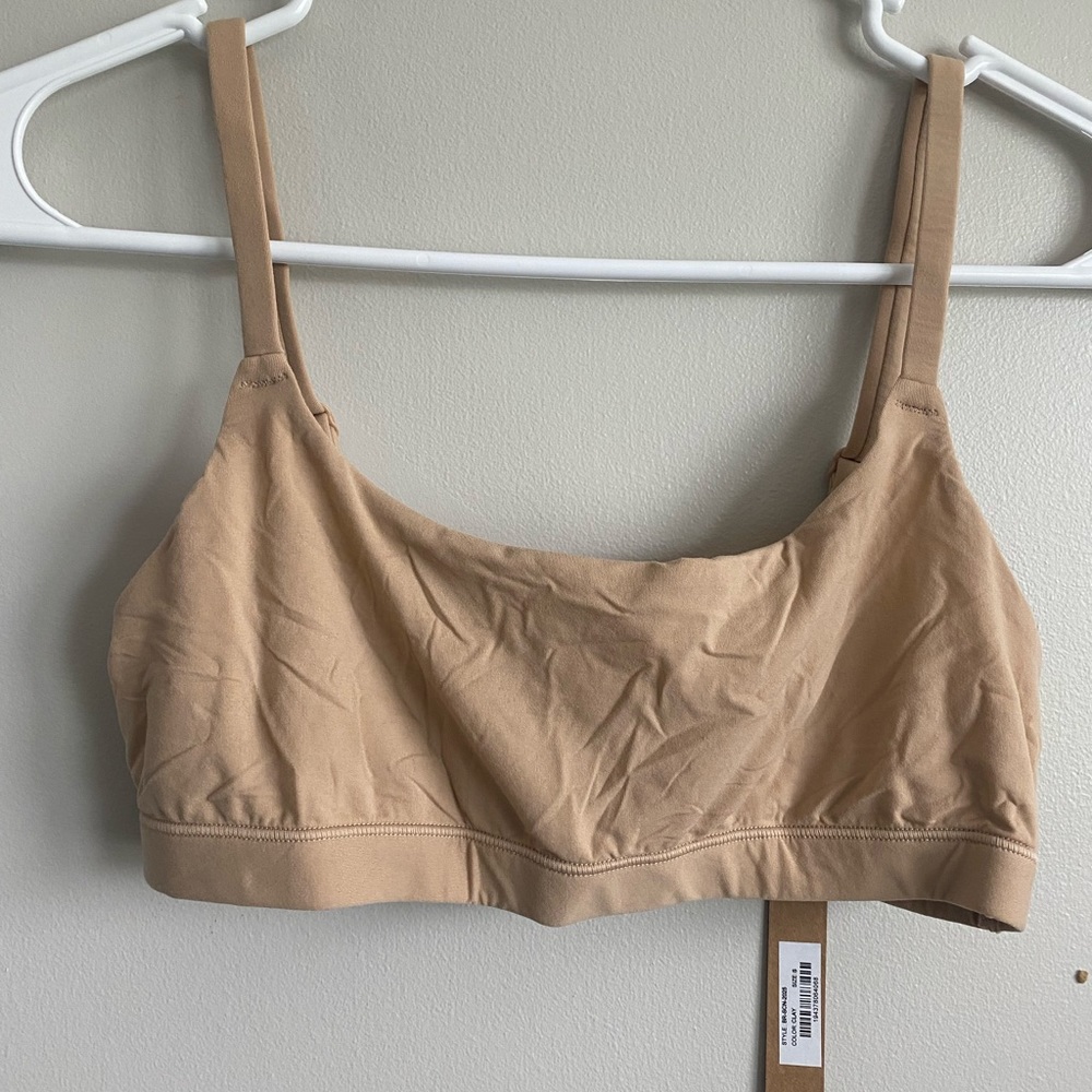Skims bra fits everybody size small